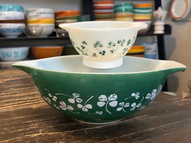 JAJ Pyrex Clover Leaf Chip and Dip Cinderella Bowl Set