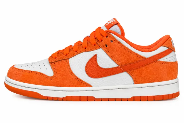 WMNS NIKE DUNK LOW
LIGHT BONE/SAFETY ORANGE
OS CLAIR/ORANGE SECURITE
