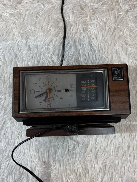 General Electric AM/FM Woodgrain Analog Clock Radio