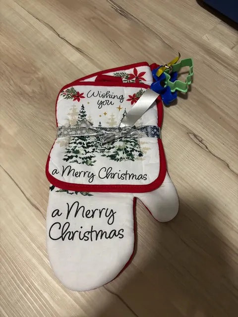 Christmas House Oven Mitt And Pot Holder Set
