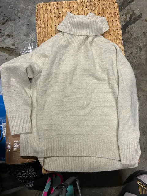 Old Navy Turtleneck Sweater Size M Cream Knit Long Sleeve Pullover