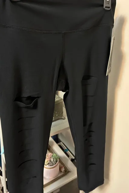 Women’s nwt m 90 degree by reflex black ripped style capri leggings nwt