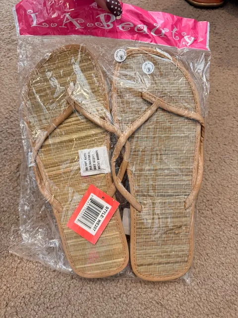 L.A. Beauty Sandals Size 9 Tan Straw Flip Flops New