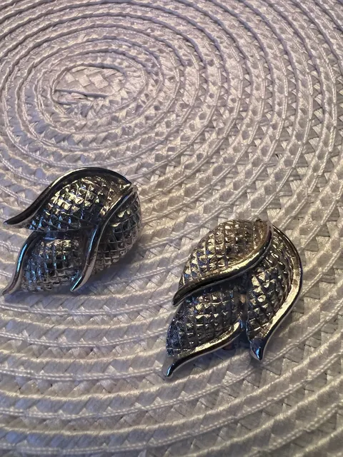 Coro Vintage Silver Tone Textured Leaf Clip On Earrings