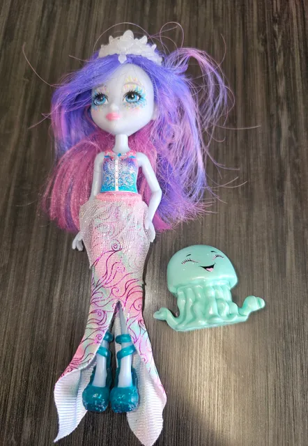 Mattel Enchantimals Ocean Kingdom Jelanie the Medusa doll with Stingley