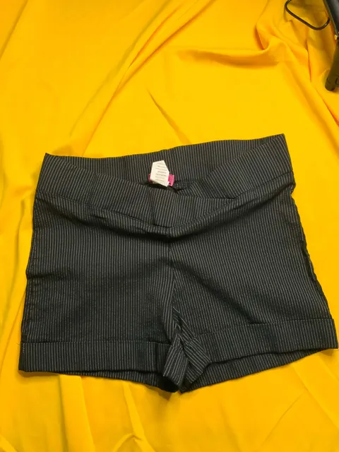 Klassy Pinstripe Shorts Women’s Size L Black White Cuffed