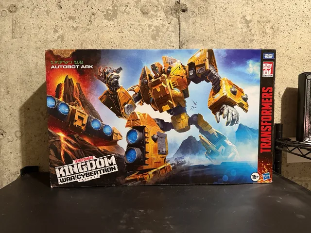 Transformers Generations War for Cybertron Kingdom Titan Autobot Ark
