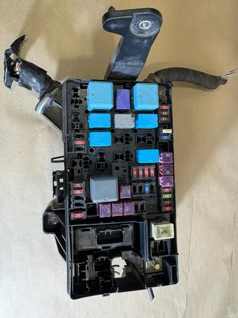 2005-2008 Toyota Tacoma 2.7L Engine Bay Fuse Relay Box with Harness OEM