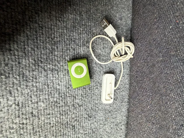 Apple iPod Shuffle 2nd Generation 1GB Green MP3 Player with Dock