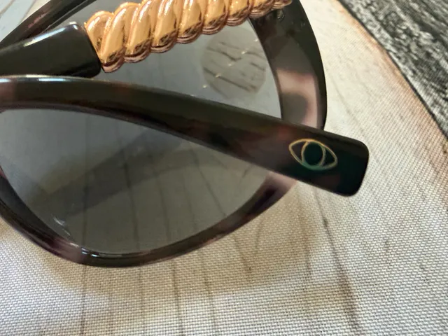 Designer Sunglasses Tortoise Gold Twist Temple - Sofia Vergara x Foster Grant