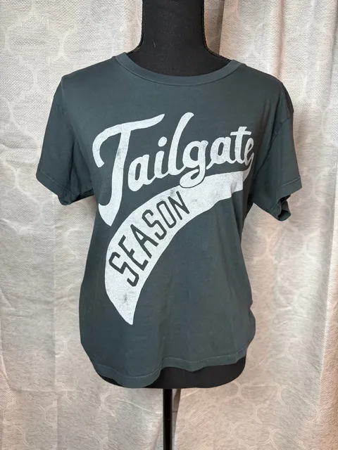 Daydreamer Tailgate Season 100% Cotton T-Shirt Size M Dark Gray