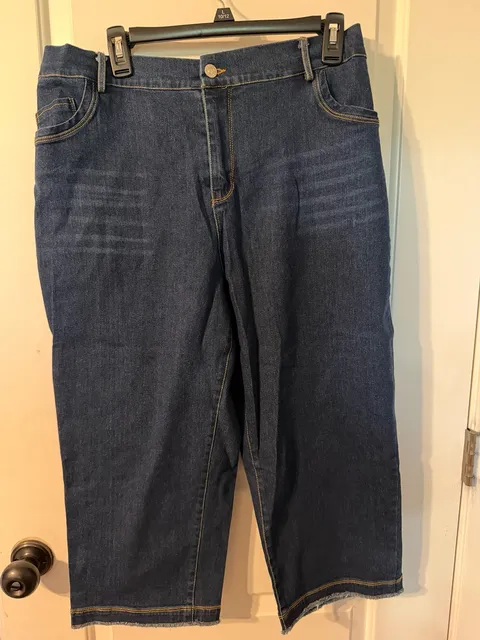 Time and Tru Denim Capris Size L Dark Wash Pull-On