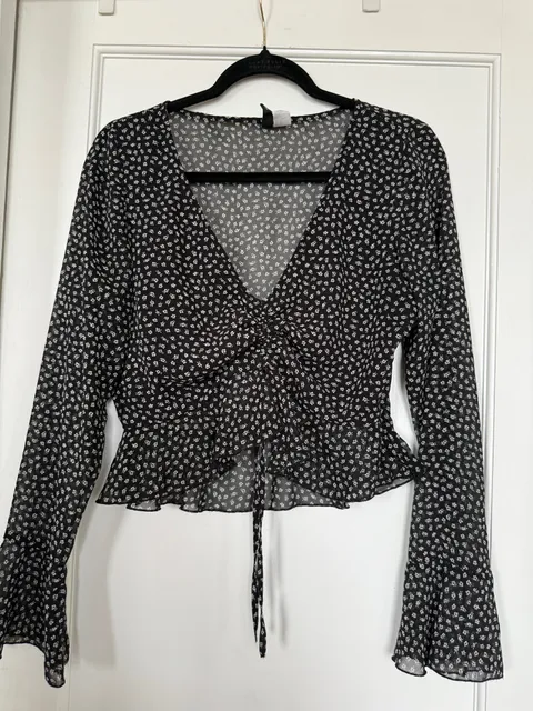 Divided H&M Floral Blouse Size M Black White V-Neck Tie Front Peplum