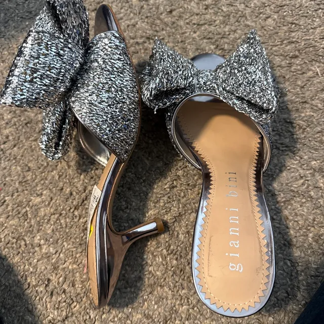 Gianni Bini Silver Glitter Bow Heeled Sandals 5.5