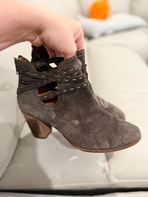 Frye Naomi Pickstitch Shootie Size 6 B Gray Suede Boots
