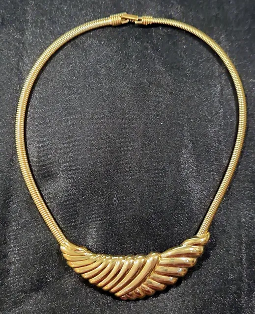 Trifari Gold Tone Ribbed Pendant Choker Necklace
