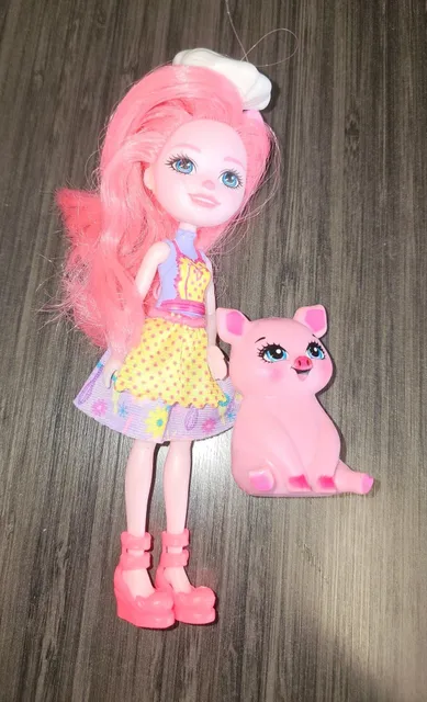 Mattel Enchantimals Petya Pig Doll and Twist Pig Figure
