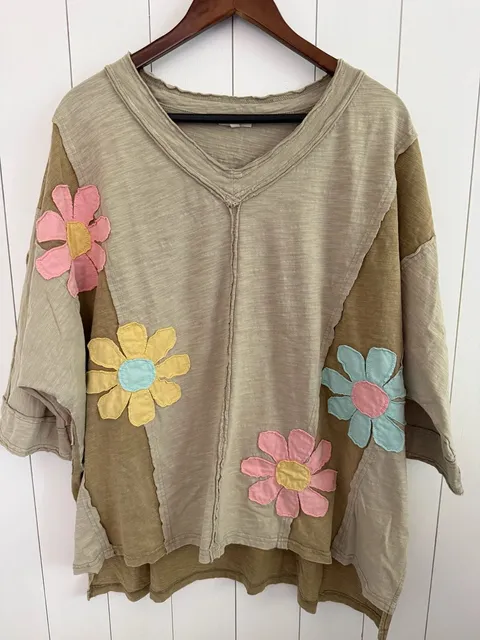Easel Los Angeles Floral Applique Top Size M Olive Green T-Shirt