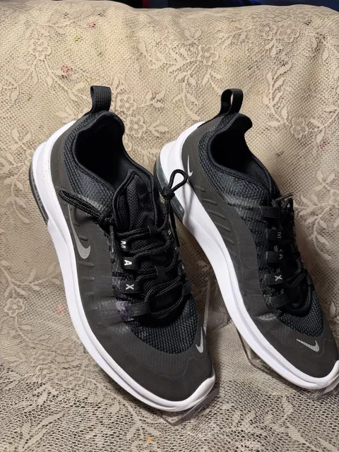 LUS 25 Nike Air Max Axis Size 11 Black Sneakers