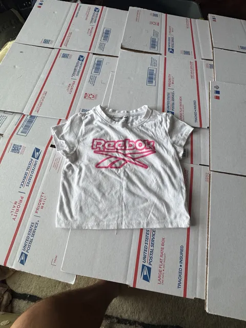 Reebok T-Shirt Size 5 White Pink Graphic Short Sleeve Kids