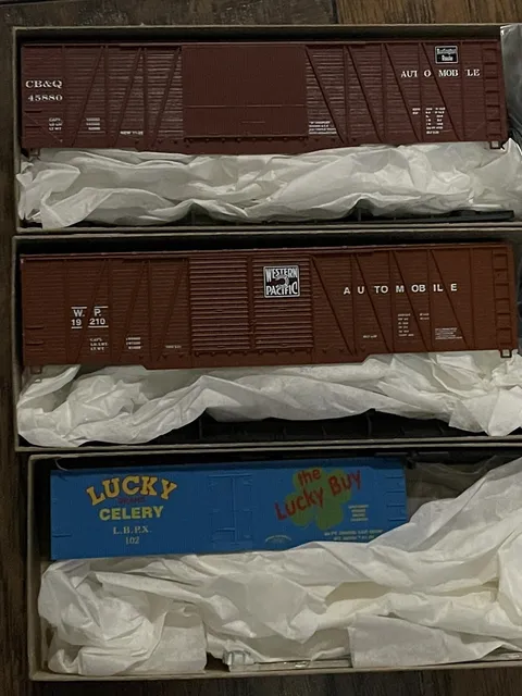 Set of 3 Box Cars Roundhouse Products Set of 3 Box Cars HO Scale