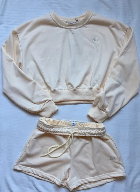 Alo Yoga Sweatshirt Shorts Set Size XL Cream