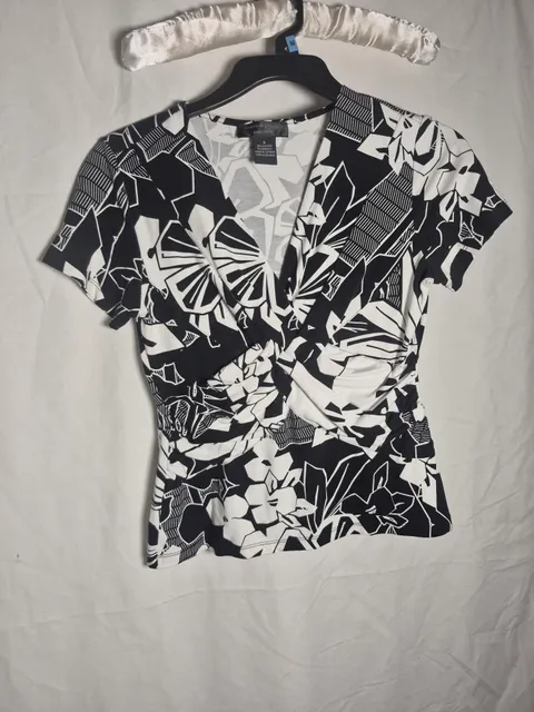 Cable & Gauge Petites Top Size S Black White Floral V-Neck Twist Front