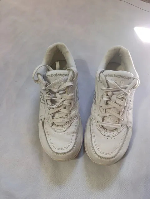 New Balance 400 White Sneakers Size 7