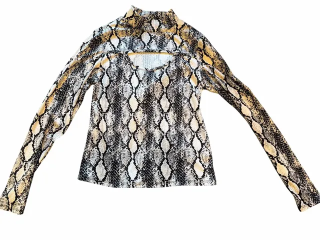 eye candy Long Sleeve Top Size M Black White Snakeskin Print Mock Neck