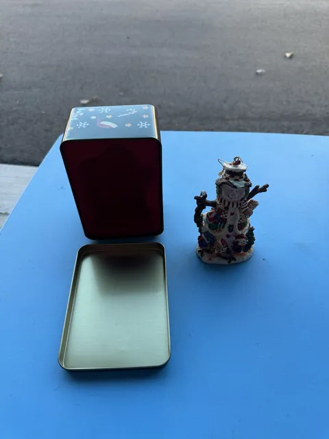 Resin Snowman Christmas Ornament With Gift Tin Box
The branch on one side is broken. See photo