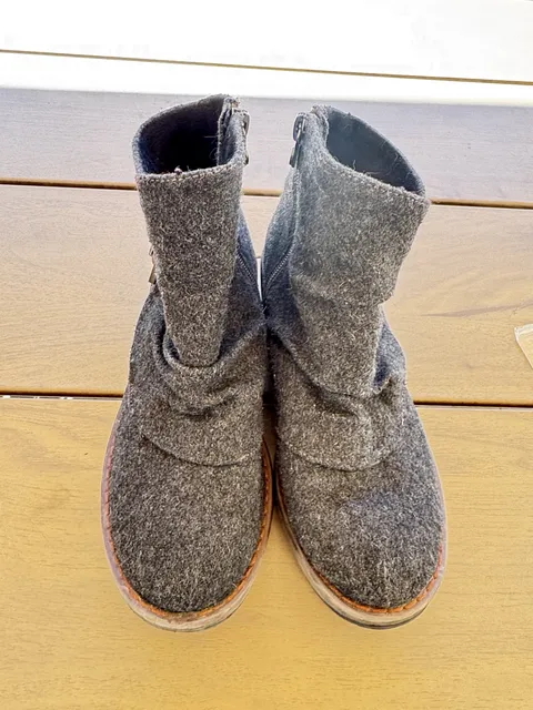 Blowfish Malibu S 7 Felt Ankle Booties Gray Buckles Wedge Heels