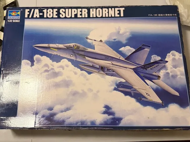 Trumpeter 1/32 scale FA-18E Super Hornet plastic military aircraft model kit NIB