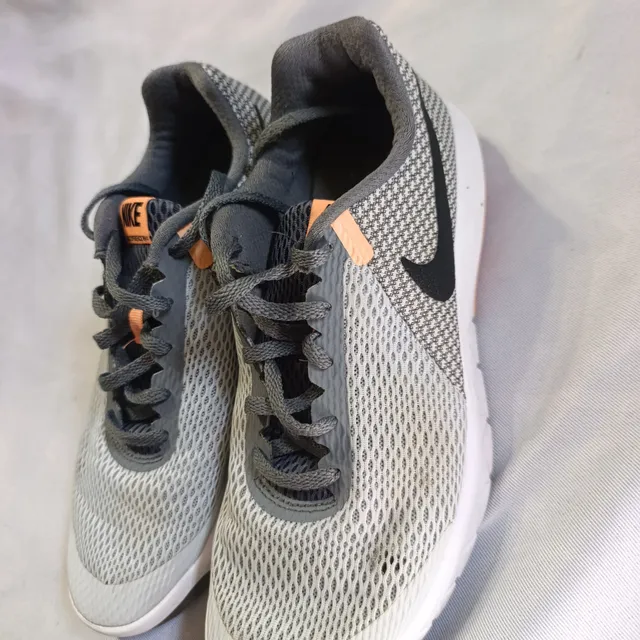 Nike Flex Experience RN 6 Size 8 Gray Running Shoes