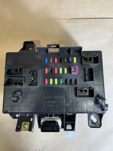 Toyota Delphi Fuse Box Junction Block OBD-II Used Good