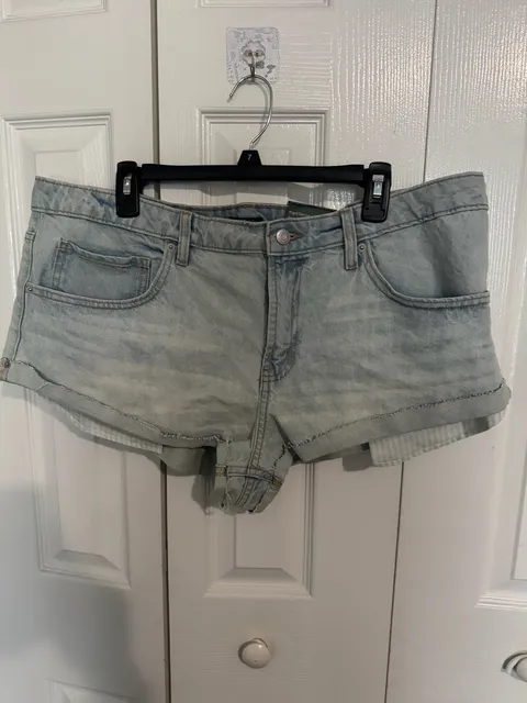 Wild Fable Mid-Rise Cheeky Shorts Size 16 Light Wash Rigid Denim