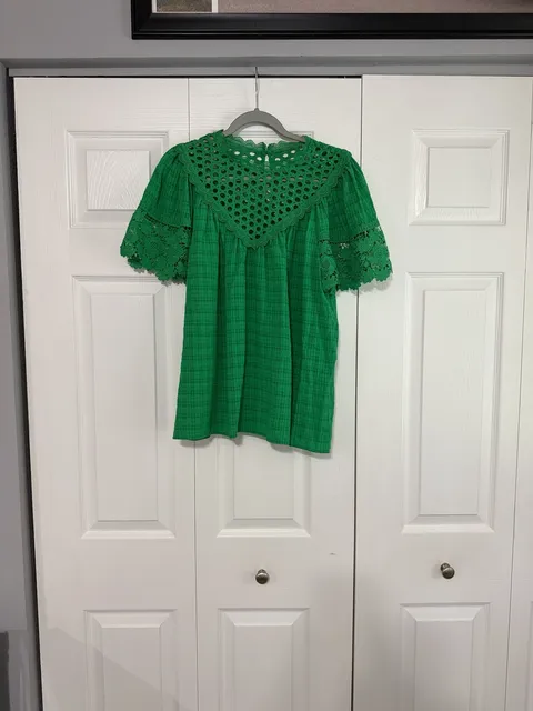 Current Air Top Size M Green Eyelet Lace Short Sleeve Blouse