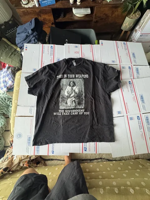 Gildan Turn In Your Weapons Graphic T-Shirt 2XL Black Heavy Cotton
