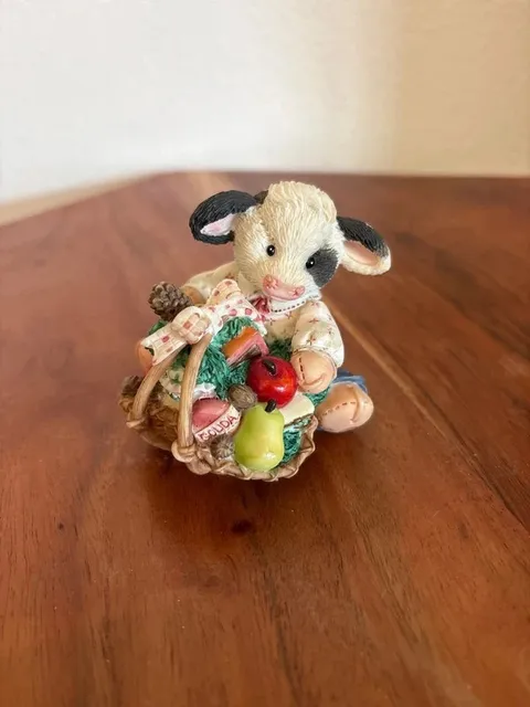 Vintage 1995 Enesco Mary’s Moo Moos figurine titled “Cow Lickin’ Good.”