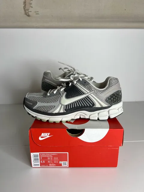 Nike Zoom Vomero 5 Size 7 Cobblestone Light Bone