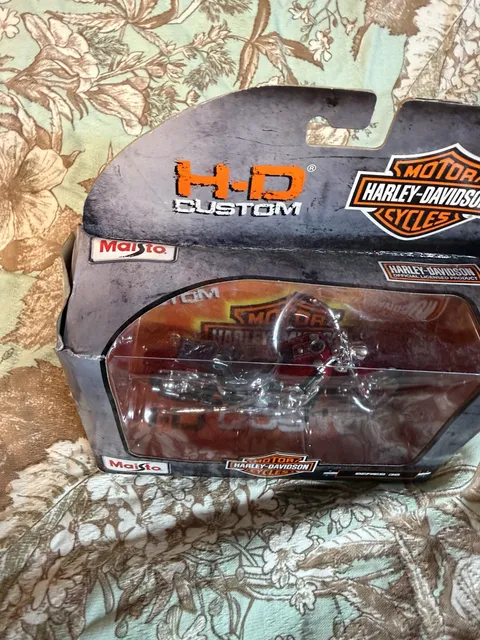 Maisto Harley-Davidson Series 35 H-D Custom Motorcycle Model