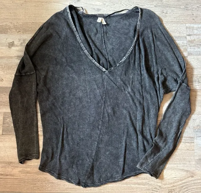 We The Free Free People Long Sleeve V-Neck Top Size S
