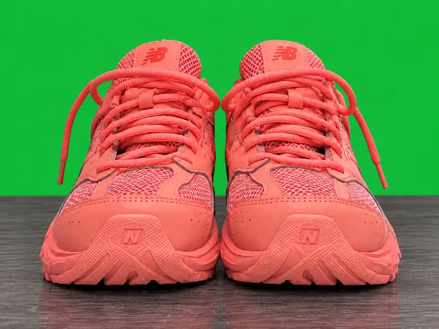 New Balance 530 Size 5.5 Coral Pink Sneakers
US = 7.5 W