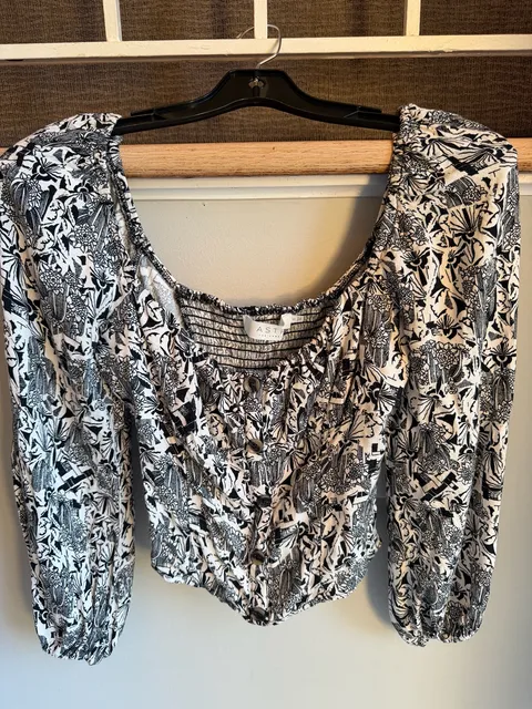 ASTR The Label Long Sleeve Crop Top Size S Black White Floral