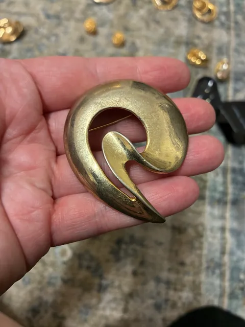 Vintage 1980s Gold Tone Abstract Swirl Brooch Pin