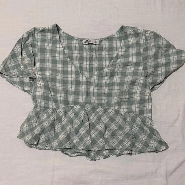 Hollister Plaid Peplum Top Size L Green White Short Sleeve V-Neck
