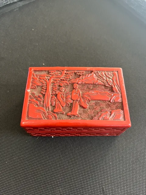 Vintage Chinese Carved Cinnabar Style Resin Trinket Box Figures Scene