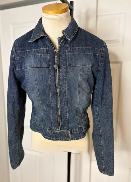 105- vintage Wrangler Denim Jacket Size M Red Lined Zip Up Crop Moto Blue