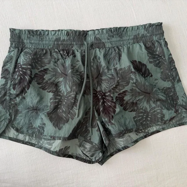 Aerie Leaf Print Shorts Size L Green Gray