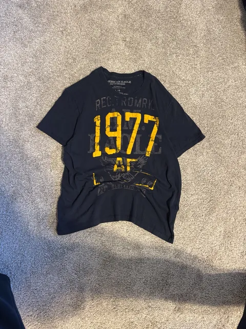 American Eagle Outfitters Graphic T-Shirt Size L Black 1977 Cotton