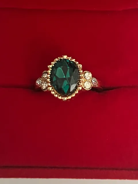 Vintage Gold Tone Green Oval Rhinestone Cocktail Ring Size 6